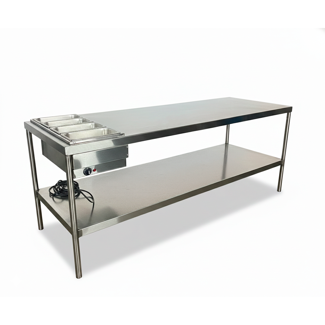 mesa de trabajo con bandejas gastronómicas